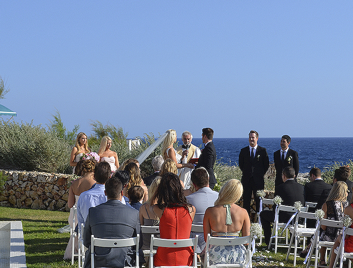 Imagen famliar de boda en Menorca