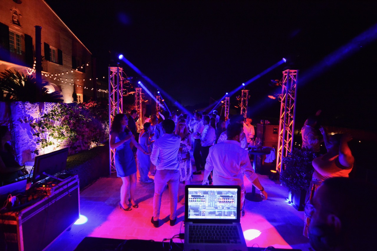Iluminación de discoteca en hotel Gran Cugó para boda en Menorca