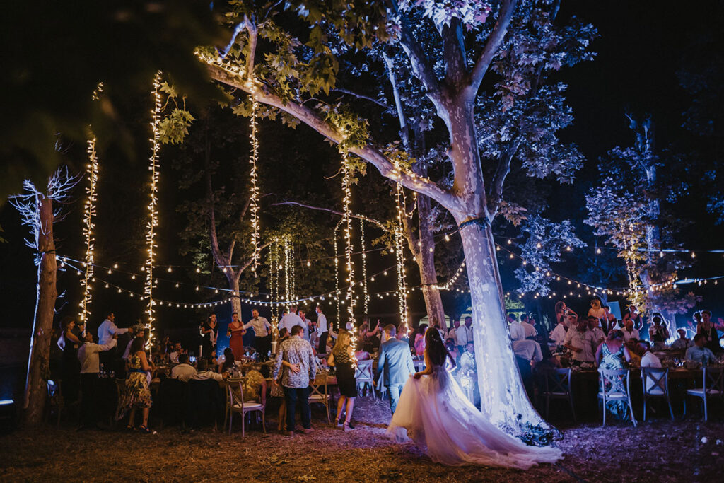 Guirnaldas, iluminación decorativa para tu boda en Menorca