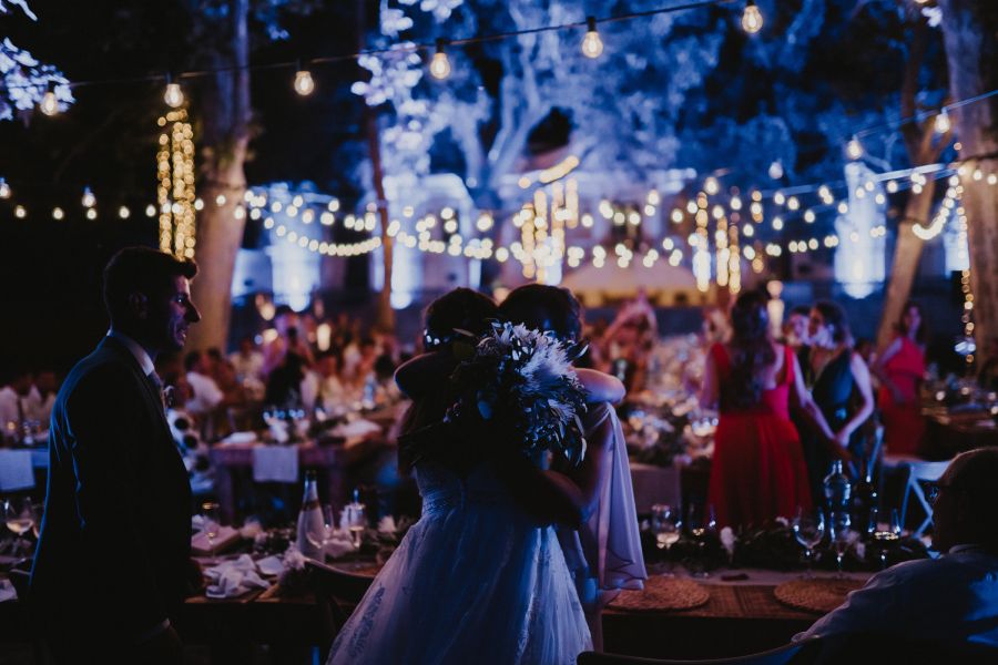 Detalle de iluminación durante boda en Menroca 