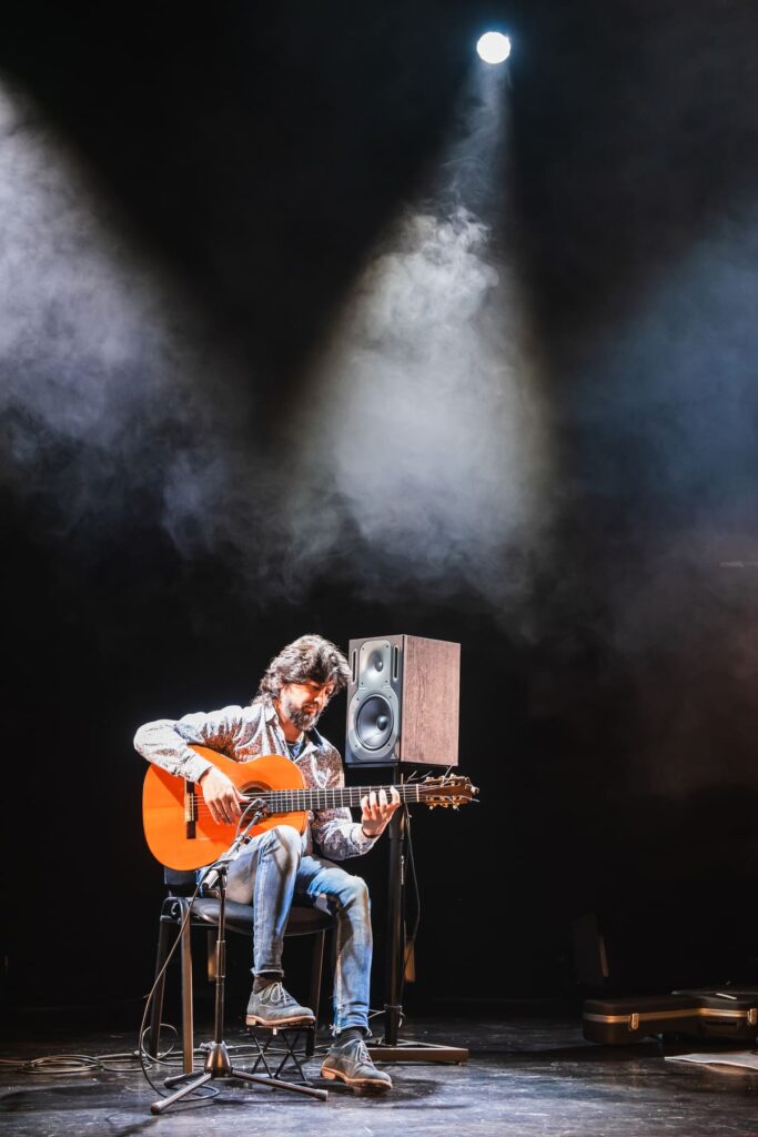 Chicuelo con su guitarra iluminado por los sistemas elation en su concierto en Menorca