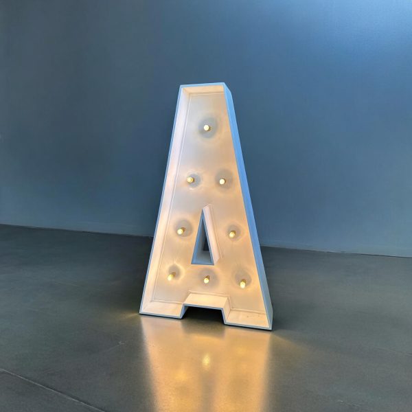 A - Letra de madera pintada en blanco con bombillas de decoración