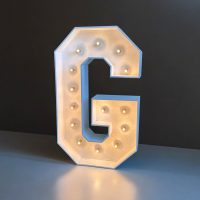 G - Letra de madera pintada en blanco con bombillas de decoración