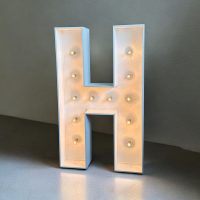 H - Letra de madera pintada en blanco con bombillas de decoración