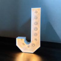 J - Letra de madera pintada en blanco con bombillas de decoración