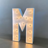 M - Letra de madera pintada en blanco con bombillas de decoración