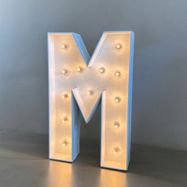 M - Letra de madera pintada en blanco con bombillas de decoración