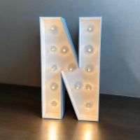 N - Letra de madera pintada en blanco con bombillas de decoración
