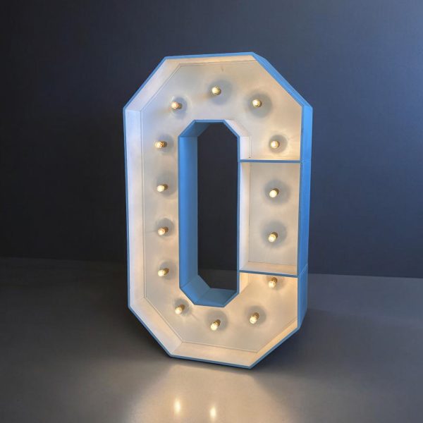 O - Letra de madera pintada en blanco con bombillas de decoración