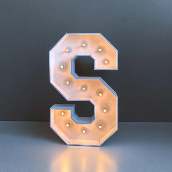S - Letra de madera pintada en blanco con bombillas de decoración