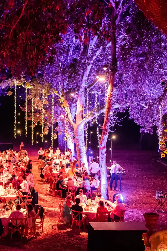 bodas premium de alta calidad en menorca Detalle de boda donde destaca la iluminación en finca en Menorca