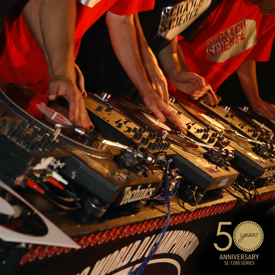 Detalle de ⁠Technics 1210M3D en fiesta DJ 